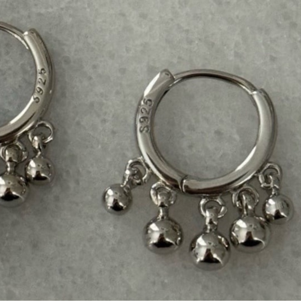 Sterling Silver Ball Round Fringe Huggie Hoop Earrings
Brand New - Picture 4 of 5